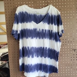 Old Navy Blue and White V-Neck Tie-Dye Tee
